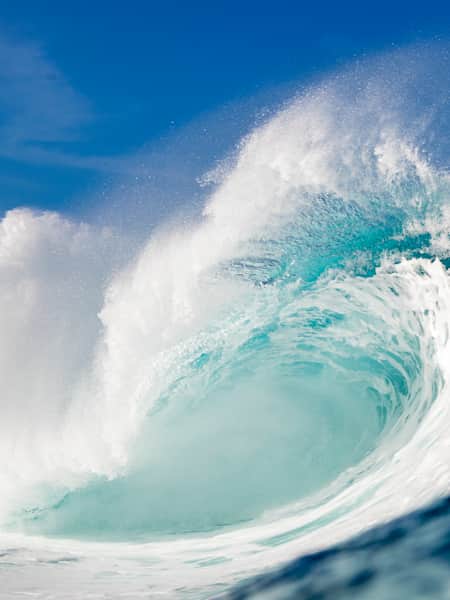 Atemberaubende Wellen in Hawaii.