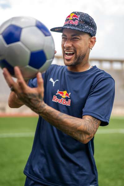 Neymar brandit un ballon de soccer lors de l'Ultimate Soccer Challenge à São Paulo, au Brésil, en février 2026.