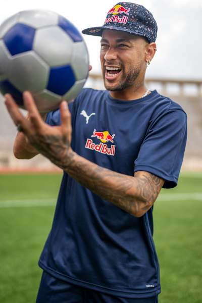Neymar Jr, Şubat 2026'da São Paulo'da düzenlenen Ultimate Soccer Challenge sırasında topu elinde tutuyor.