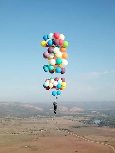 100 globos de helio, una silla y... ¡a volar!