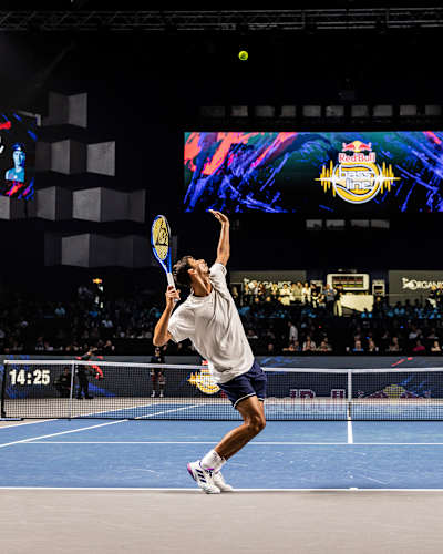 Aufgenommen in Wien 2024: Alexei Popyrin schlägt beim Red Bull BassLine-Tennisturnier inmitten einer ausgelassenen Atmosphäre kraftvoll auf