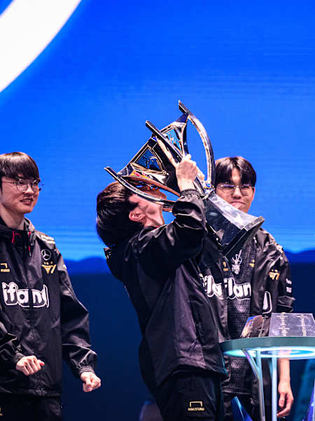 En 2023, el equipo de esports T1 celebra su victoria en el Campeonato Mundial de League of Legends en Seúl, 2023
