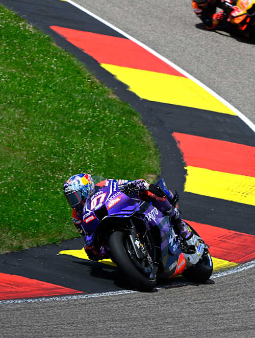 Toprak Razgatlıoğlu rast im Juli 2026 beim Großen Preis von Deutschland der MotoGP-Weltmeisterschaft auf dem Sachsenring in Oberlungwitz durch eine Kurve und sorgt dabei für Red-Bull-Adrenalin