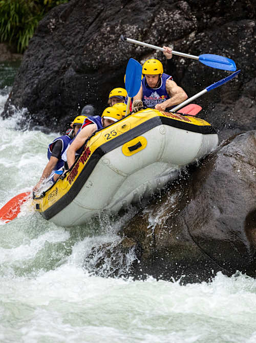 Teilnehmer:innen beim Rafting bei Red Bull Defiance in MIssion Beach, Australien, am 26. August 2023.