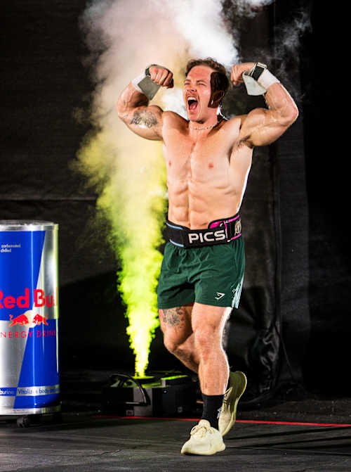 Noah Ohlsen démontre toute sa puissance lors de la deuxième étape du World Fitness Project Tour à Mesa, en Arizona.