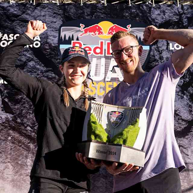 En 2024, Jakob Schubert et Jessica Pilz célèbrent leur victoire au Red Bull Dual Ascent à Verzasca, Suisse.