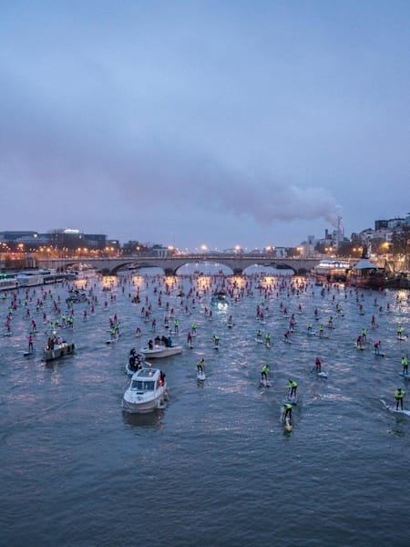 Vidéo : Course de stand up paddle sur la Seine à Paris