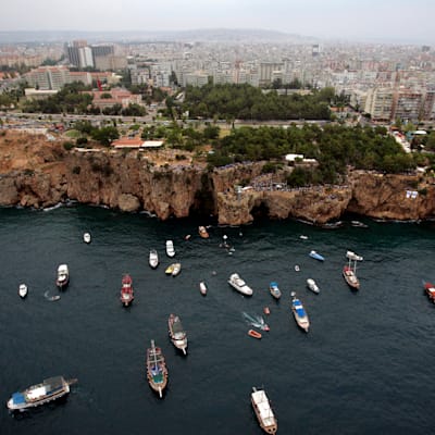 Birds-eye view of the diving cliffs in Antalya, Türkiye