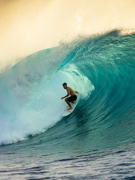Jack Robinson surft in Cloudbreak auf den Fidschi-Inseln