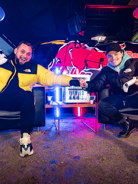 Selassie a Asimister hrajú hry pod Starým mosotm v Bratislave počas Winter gaming night with Red Bull Zubor.