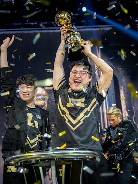 A photo of Royal Never Give Up’s Jian ‘Uzi’ Zi-Hao lifting the trophy