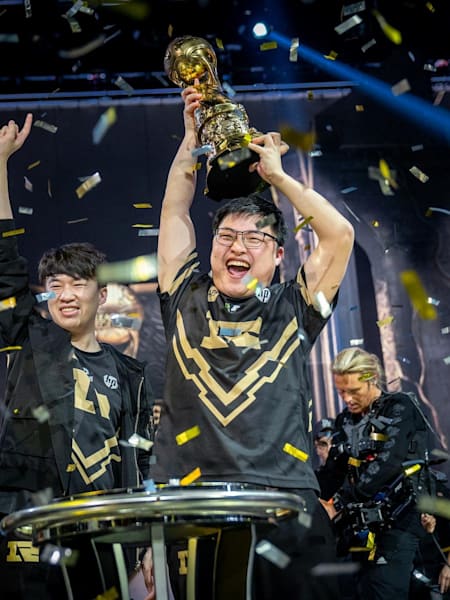 A photo of Royal Never Give Up’s Jian ‘Uzi’ Zi-Hao lifting the trophy