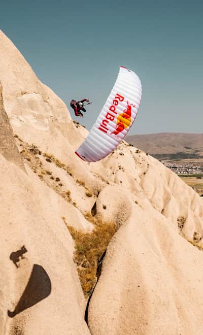 Valentin Delluc vole en speed-riding pendant le tournage du projet Fairy Flight, dans la Cappadoce, en Turquie.