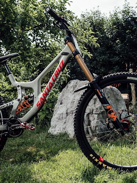 Luca Shaw bike check - Santa Cruz V10 29er