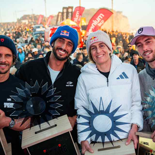Los campeones Nic von Rupp, Lucas Chianca, Justine Dupont, Clement Roseyro en el podio del Desafío de Olas Grandes de Nazaré 2025
