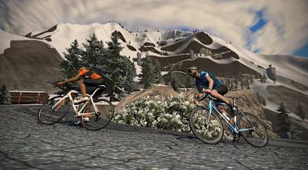 Screen z aplikacji Zwift przedstawiający dwóch kolarzy na podjeździe