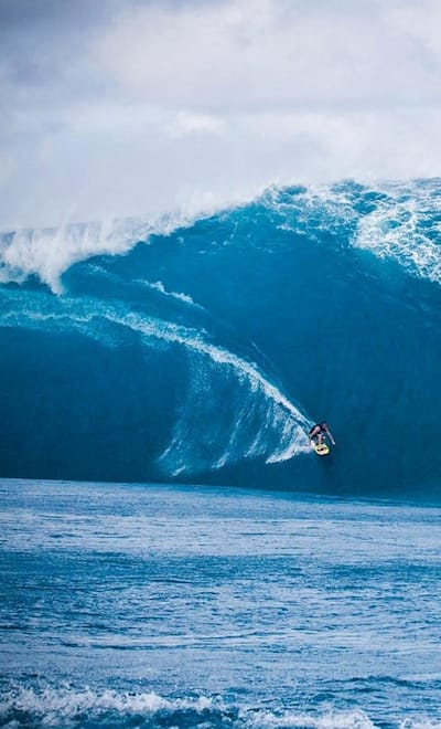 Carlos Burle surfando ondas gigantes em Teahupoo, Tahiti.