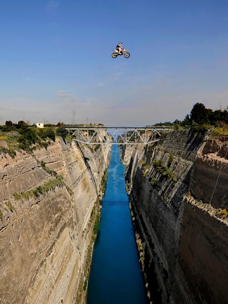 O Robbie Maddison στον αέρα στην μέση του Ισθμού της Κορίνθου στης 8 Απριλίου 2010.