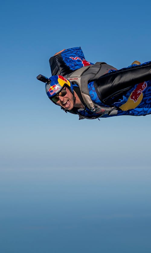 En marzo de 2025, el deportista de Red Bull Dani Roman surca los cielos en el Aerial Performance Camp de West End Point, en las Bahamas, con un llamativo traje alado de Red Bull