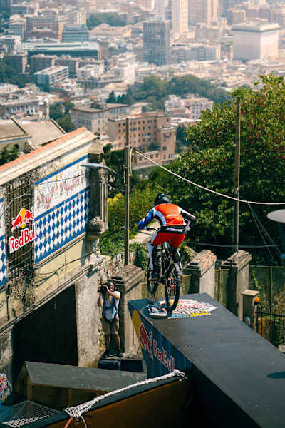 Nach wenigen Sekunden wartet der erste massive Jump auf Tuhoto-Ariki Pene.