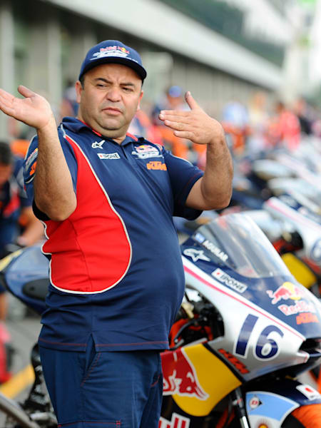 Emanuel Aguilar with his dad in hte pit of Brno 2015