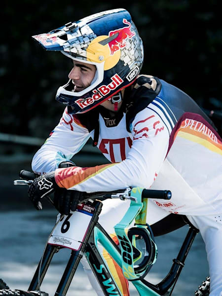 Loïc Bruni à la Coupe du monde de VTT à Lourdes en 2017. le rider participera  au Red Bull Foxhunt.