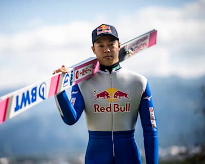 Ryoyu Kobayashi, japoński skoczek narciarski, pozuje do zdjęcia z nartami