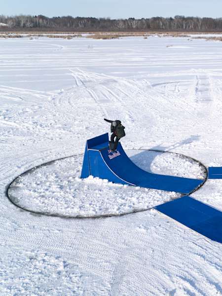 Ryan Decenzo effectue des smith stalls frontside lors du Red Bull Project Carousel sur le lac Coon, à East Bethel, dans le Minnesota, aux États-Unis, le 11 février 2025. 