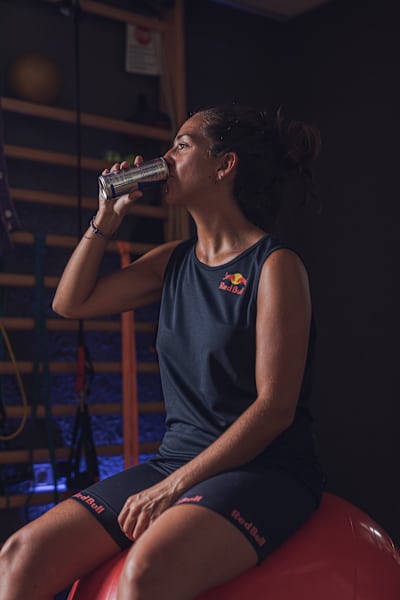 Cristina Gutiérrez entrena para recuperarse de su lesión en la espalda en Barcelona, España, el 12 de agosto de 2021.