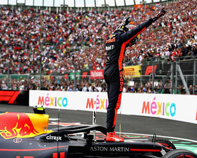 Rennsieger Max Verstappen und Red Bull Racing feiern im Parc Ferme während des Formel-1-Grand-Prix von Mexiko auf dem Autodromo Hermanos Rodriguez am 28. Oktober 2018 in Mexiko-Stadt, Mexiko.
