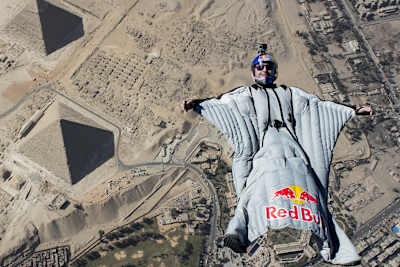 ギザの大ピラミッド上空を滑空するセドリック・デュモン