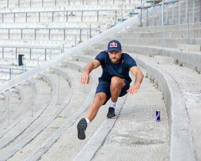 Den norske alpinisten Aksel Lund Svindal utfører en knebøyøvelse i Holmenkollen.