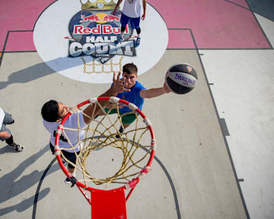 Teilnehmer des Red Bull Half Court Basketball Turniers in Athen kämpfen um jeden Punkt.
