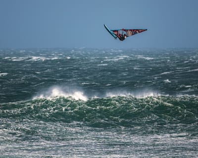 Windsurf-Weltmeister Philip Köster springt beim Red Bull Storm Chasers in Irland 2019 über eine Welle.