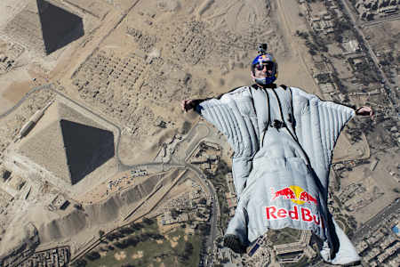 ギザの大ピラミッド上空を滑空するセドリック・デュモン