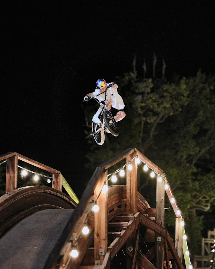 Dubai Burj Al Arab Da Sira Disi Bir Bmx Gosterisi