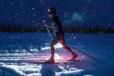 Un skieur fait du ski de fond la nuit.