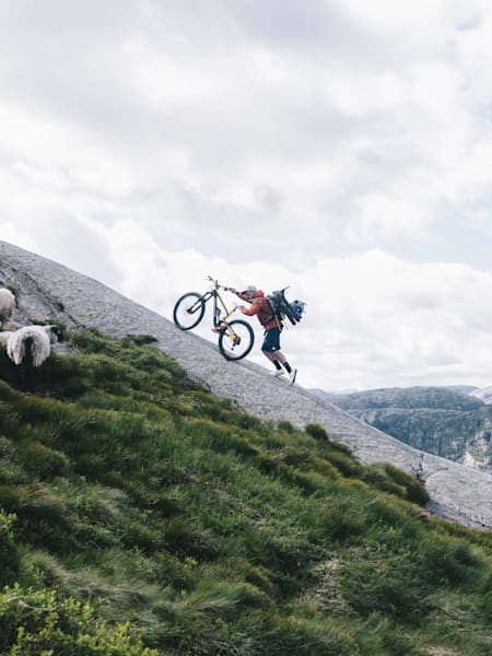 Kenny Belaey sul famoso Kjeragbolten in Norvegia, il 4 luglio 2017