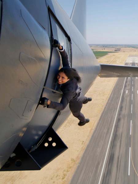 Khare a recréé avec succès le célèbre stunt en avion de Tom Cruise. 