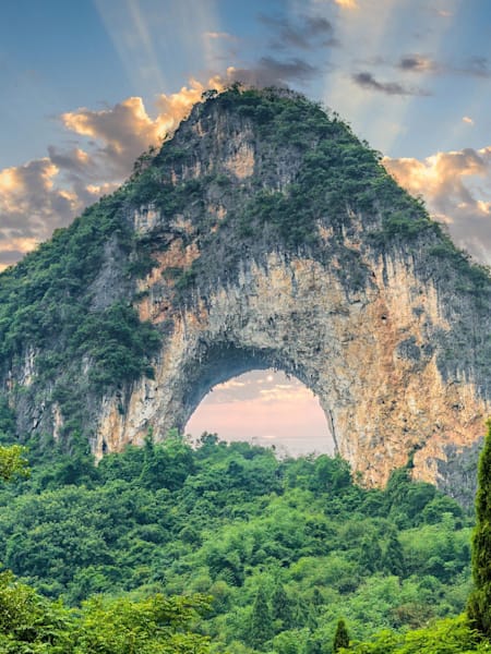 Moon Hill i Kina, en av verdens vakreste, naturlige buer.