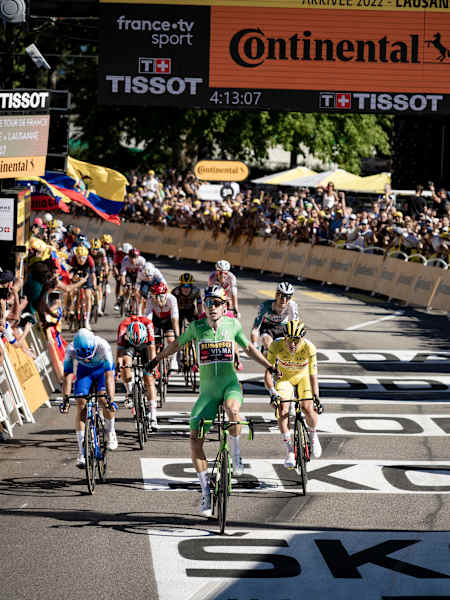 Il leader della classifica a punti Wout van Aert vince lo sprint finale dell'ottava tappa a Losanna, in Svizzera, del Tour de France 2022.