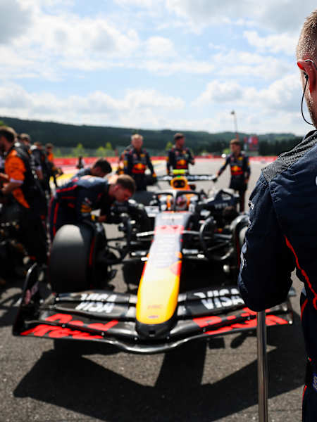 Der Japaner Yuki Tsunoda fährt den (22) Oracle Red Bull Racing RB21 in der Startaufstellung während des Sprints vor dem F1 Grand Prix von Belgien auf dem Circuit de Spa-Francorchamps am 26. Juli 2025.