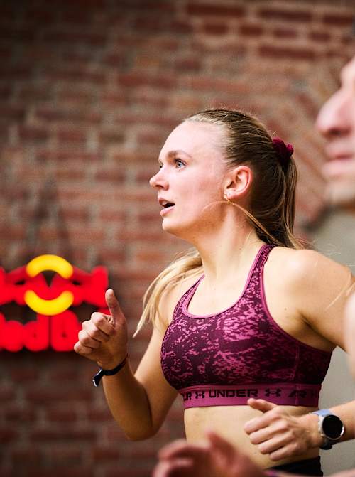 Спортсмени HYROX в дії у тренажерному залі