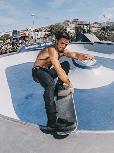 Le skateur Jean Pantaleo au contest de skate Red Bull Bowl Rippers au bowl du Prado à Marseille.