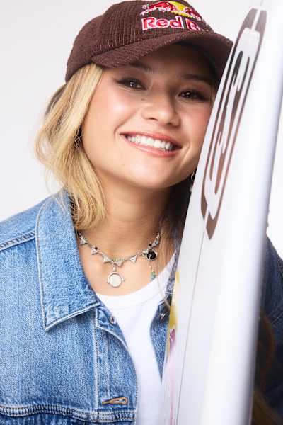 Sky Brown posa com sua prancha de surfe durante as filmagens do filme *Now Days*, em 2026.