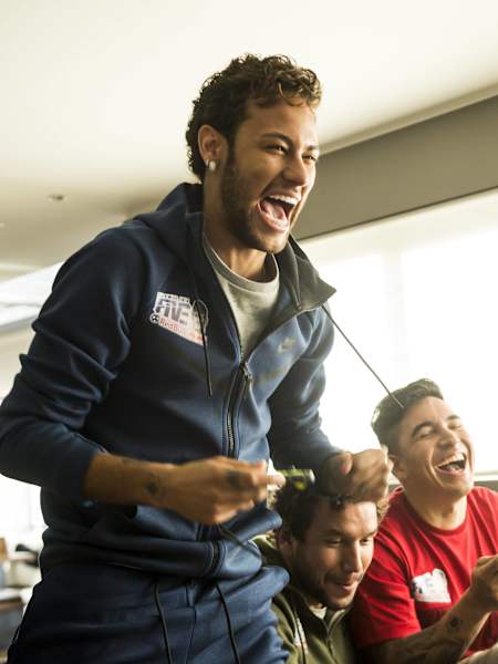 El futbolista Neymar jugando a Mario Kart 8 Deluxe para Nintendo Switch