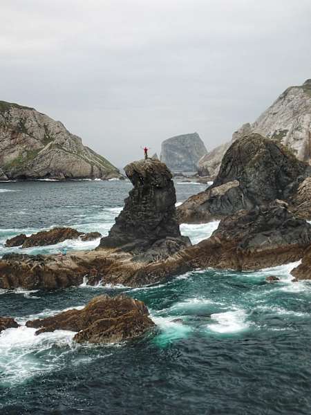Ian Miller en la cima de un peñasco en Irlanda.