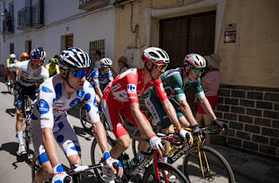 Maillot de lunares Sylvain MONIQUET, maillot rojo Ben O'CONNOR y maillot verde Wout VAN AERT durante la salida de la 7ª etapa de la 79ª Vuelta Ciclista a España 2024 el 23 de agosto.