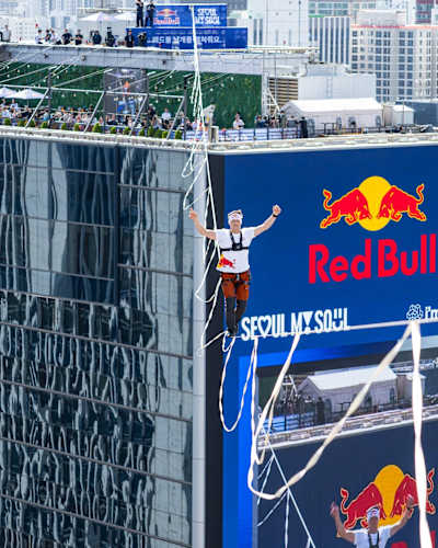 Jaan Roose walking on a slackline above Gwanghwamun, Seoul 