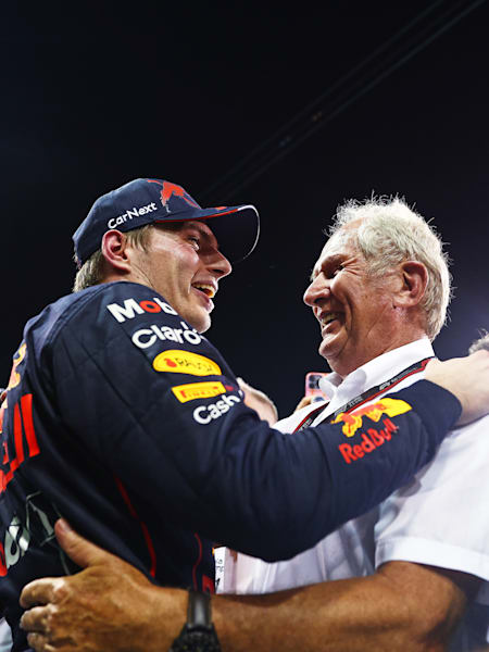 Max Verstappen omhelst Helmut Marko tijdens de Grand Prix van Abu Dhabi
